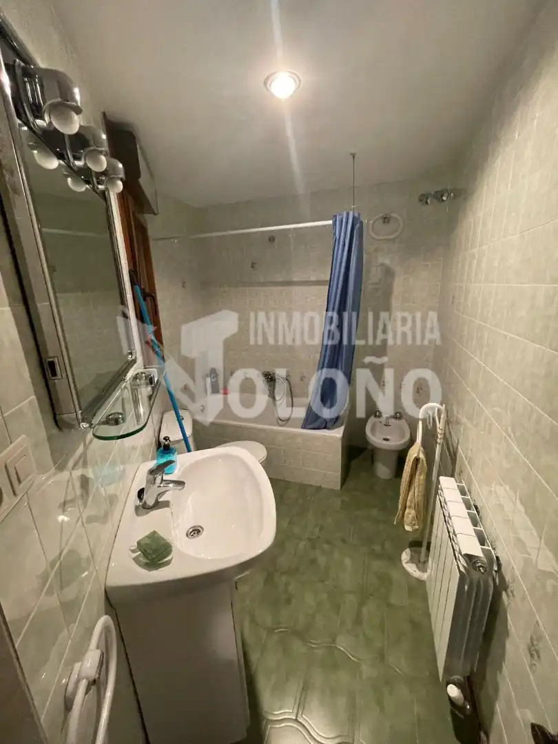 Baño de Apartamento en venta en Castañares de Rioja con Calefacción, Amueblado y Horno