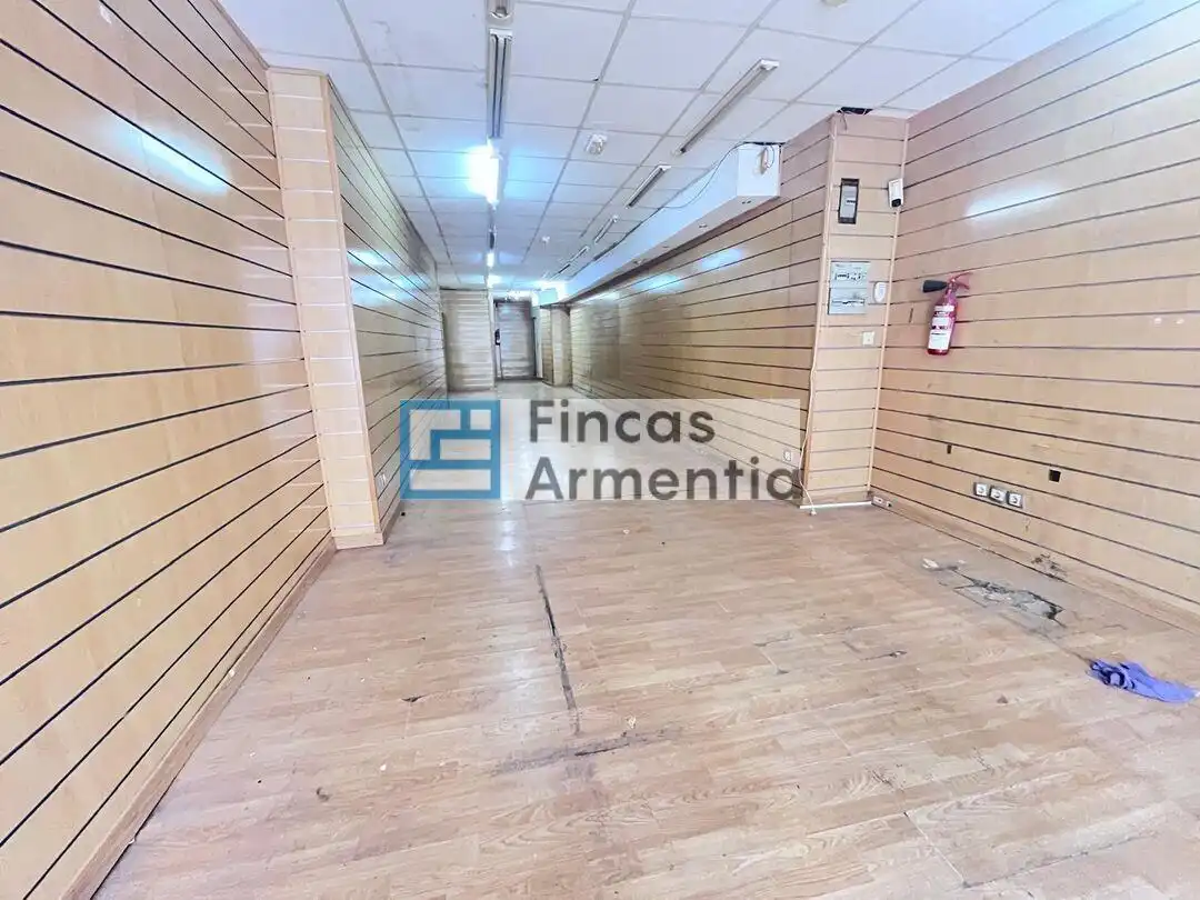 Local comercial de lloguer a Diputacion