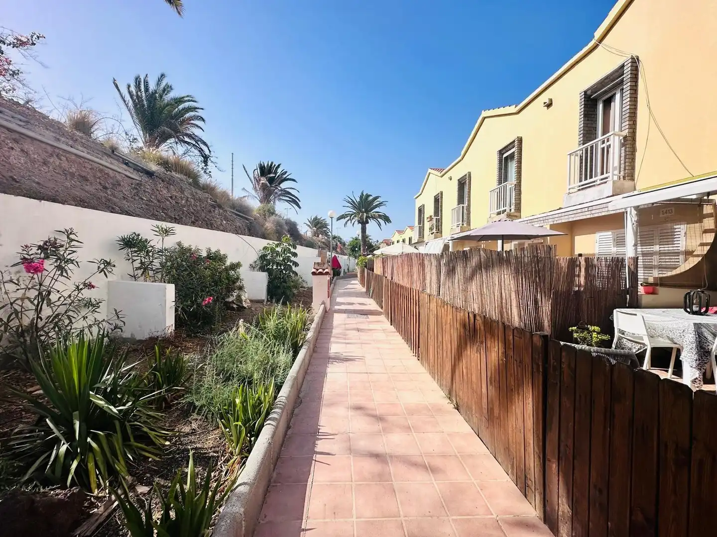 Vista exterior de Casa o xalet de lloguer en San Bartolomé de Tirajana amb Aire condicionat, Jardí privat i Terrassa