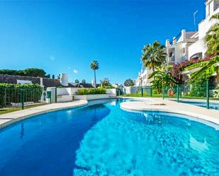 Vista exterior de Apartament de lloguer en Marbella amb Aire condicionat, Terrassa i Piscina