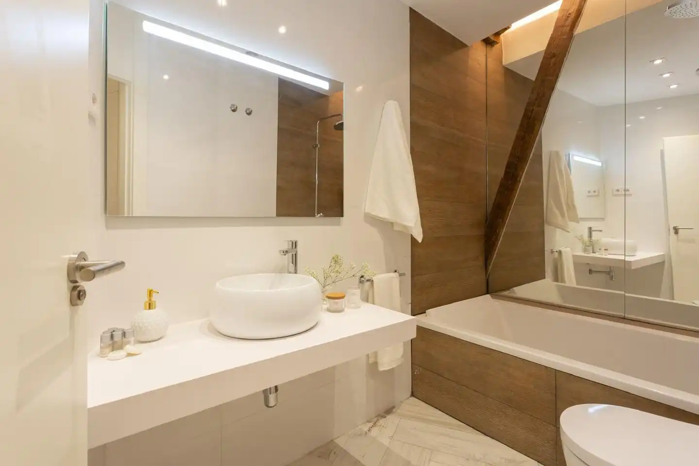 Bathroom of Ground floor for sale in Madrid  with Air Conditioner and Heating
