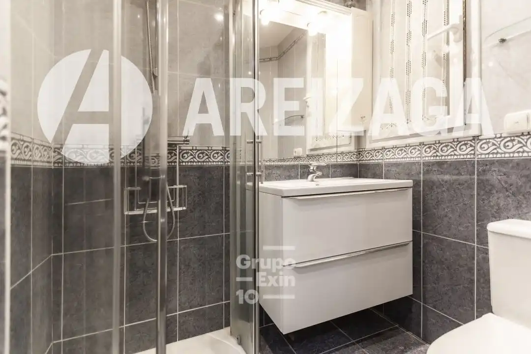 Baño de Piso en venta en Donostia - San Sebastián  con Calefacción y Balcón