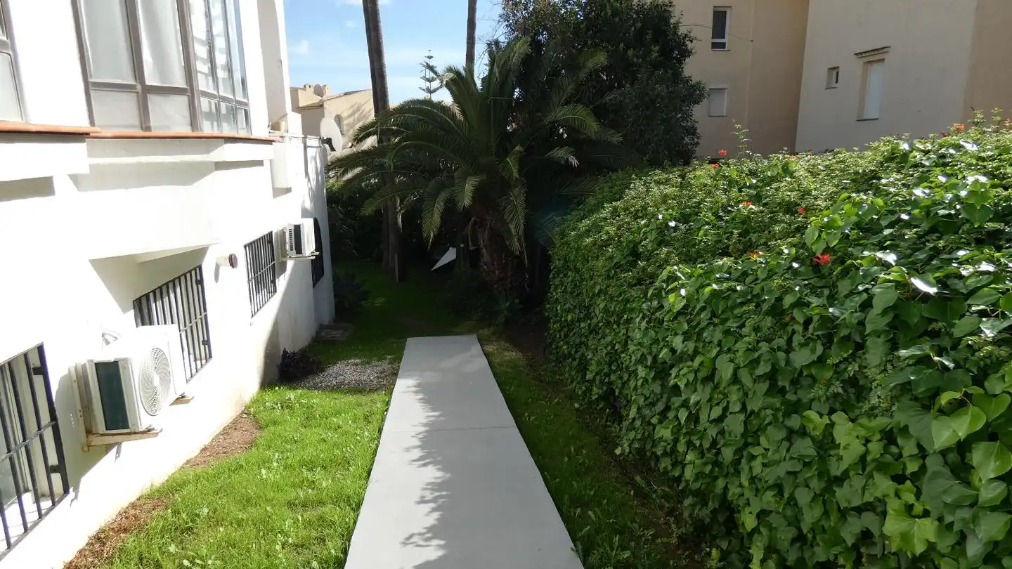 Außenansicht von Einfamilien-Reihenhaus zum Verkauf in Benalmádena mit Klimaanlage, Privatgarten und Gemeinschaftspool