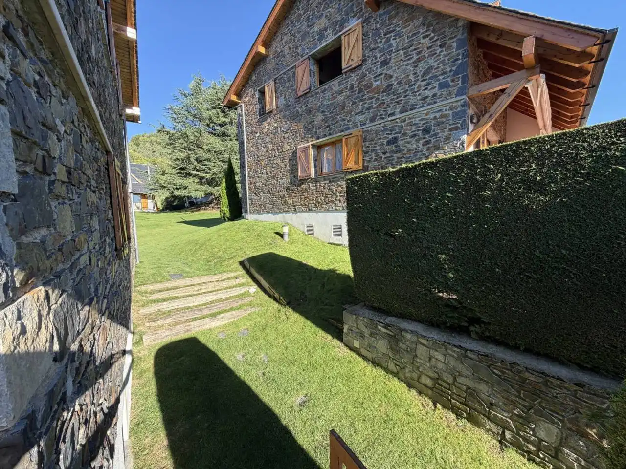 Vista exterior de Casa adosada de lloguer en Fontanals de Cerdanya amb Calefacció, Terrassa i Moblat
