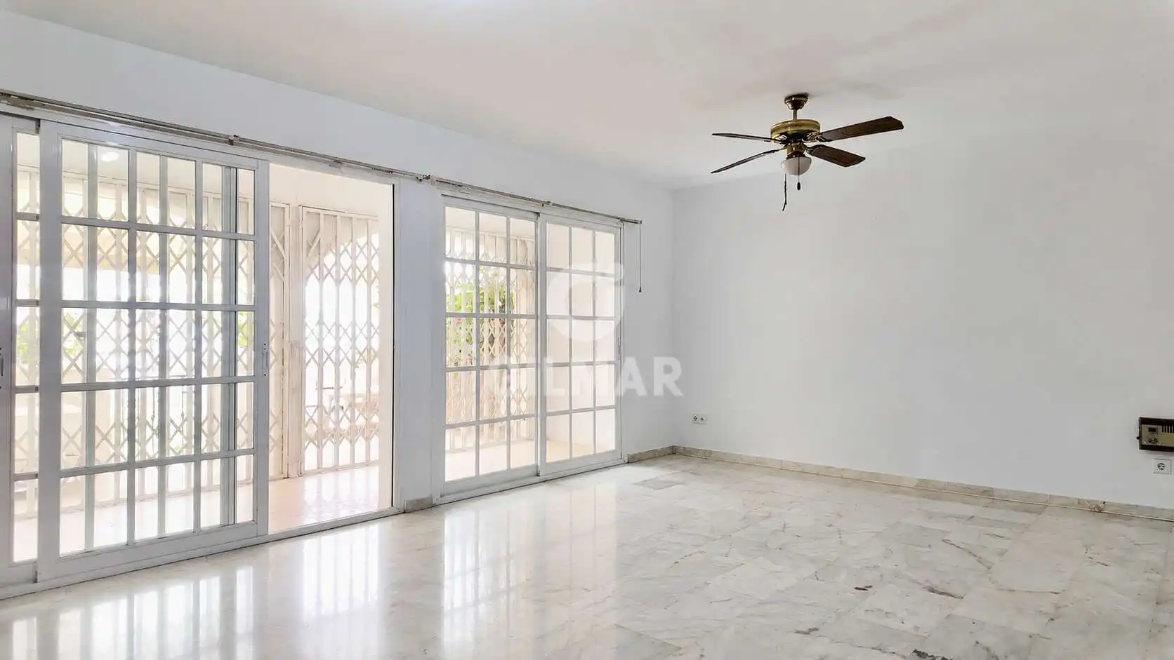Sala de estar de Casa adosada en venta en Fuengirola con Calefacción, Jardín privado y Piscina