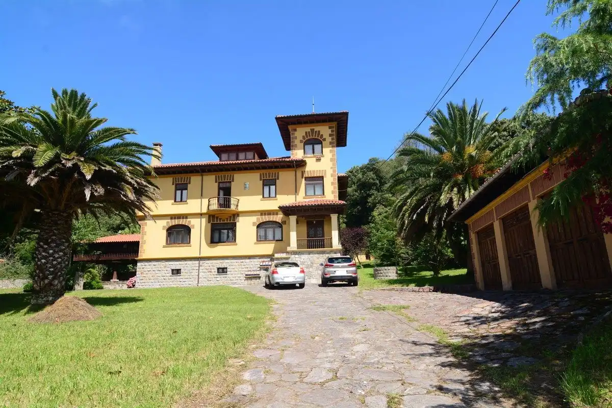 Vista exterior de Casa o xalet en venda en Llanes amb Calefacció, Jardí privat i Traster