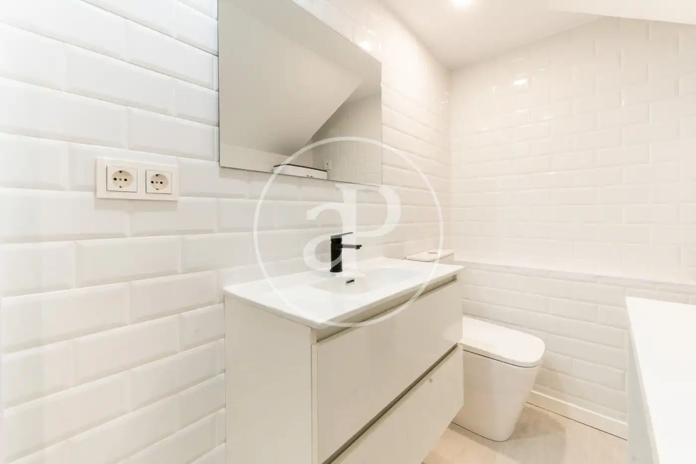 Baño de Piso en venta en Madrid con Aire acondicionado, Calefacción y Piscina comunitaria