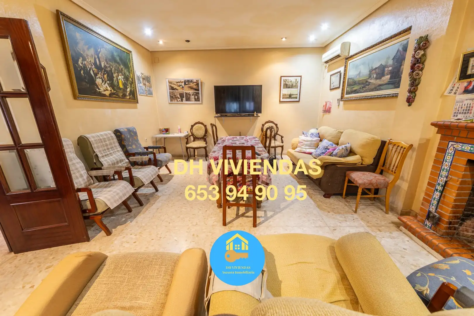 Living room of Houses for sale in Dos Hermanas  with Air Conditioner, Private garden and Terrace