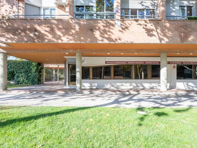 Local comercial en Alquiler en Av. de Pablo VI, 9 en Avenida Europa