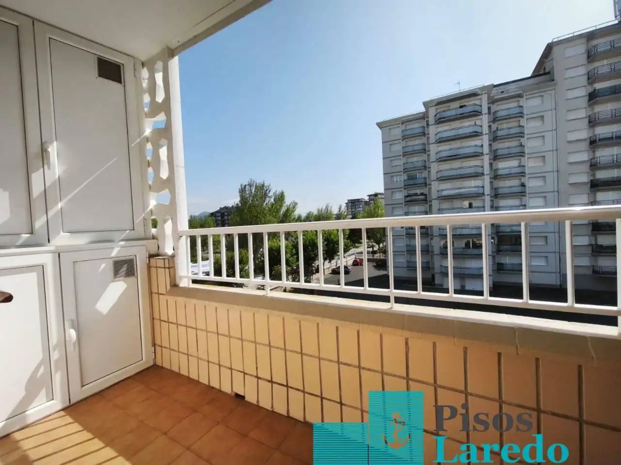 Terrassa de Pis en venda en Laredo amb Calefacció, Terrassa i Piscina comunitària