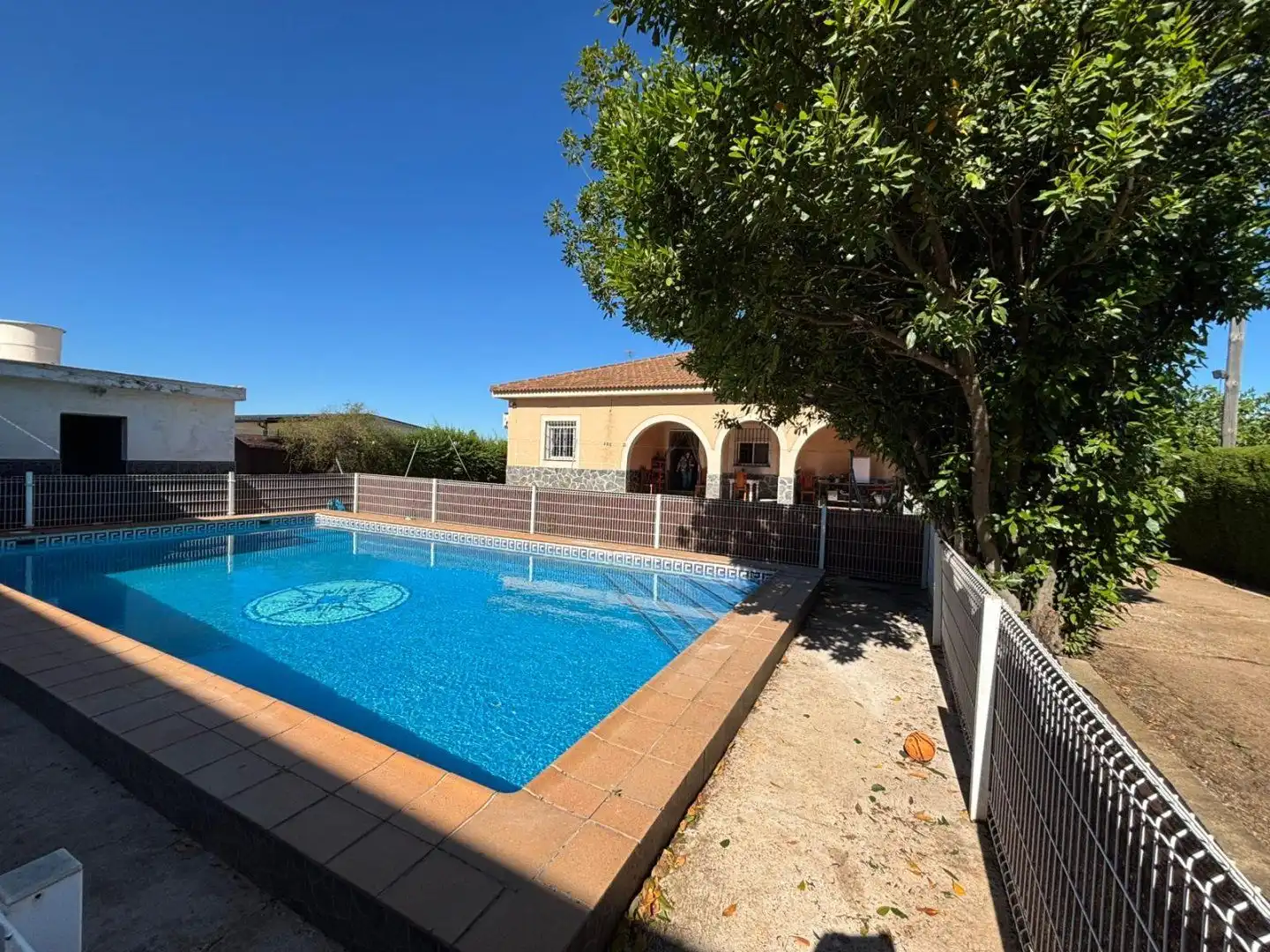 Vista exterior de Casa o xalet en venda en Sevilla amb Piscina