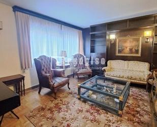 Sala d'estar de Casa o xalet en venda en  Madrid Capital amb Calefacció, Parquet i Terrassa
