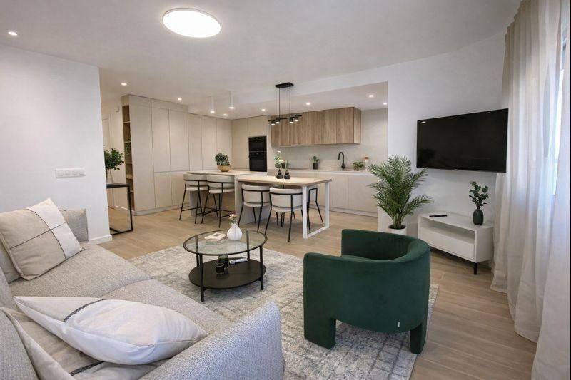 Living room of Flat for sale in  Valencia Capital  with Air Conditioner, Terrace and Furnished