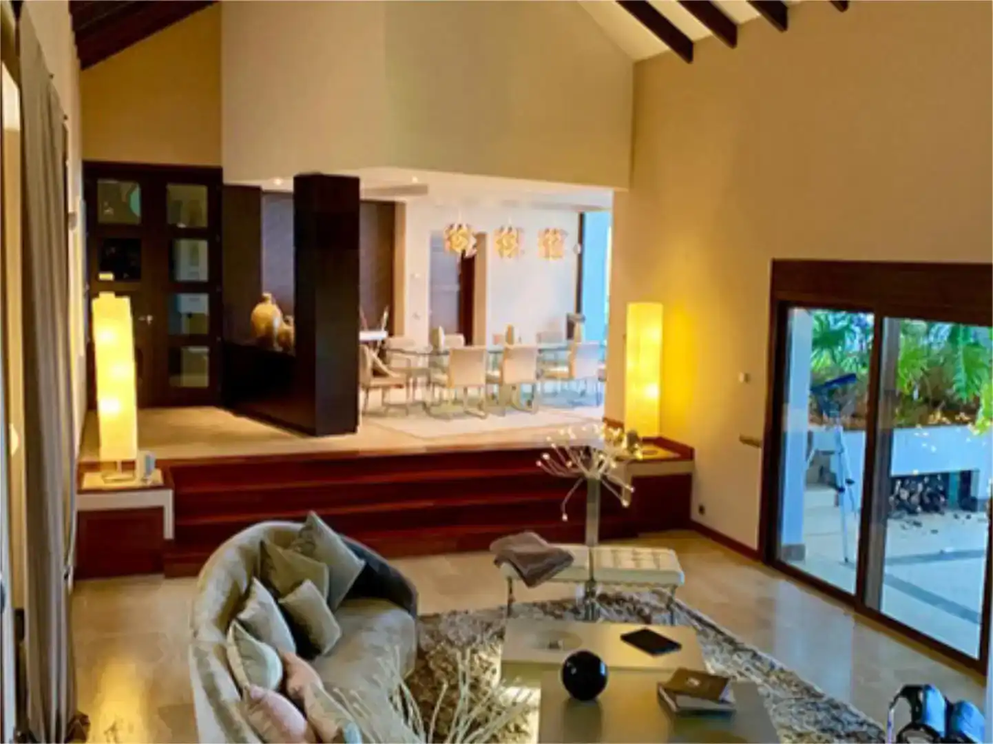 Sala d'estar de Casa o xalet en venda en Marbella amb Aire condicionat, Piscina i Balcó