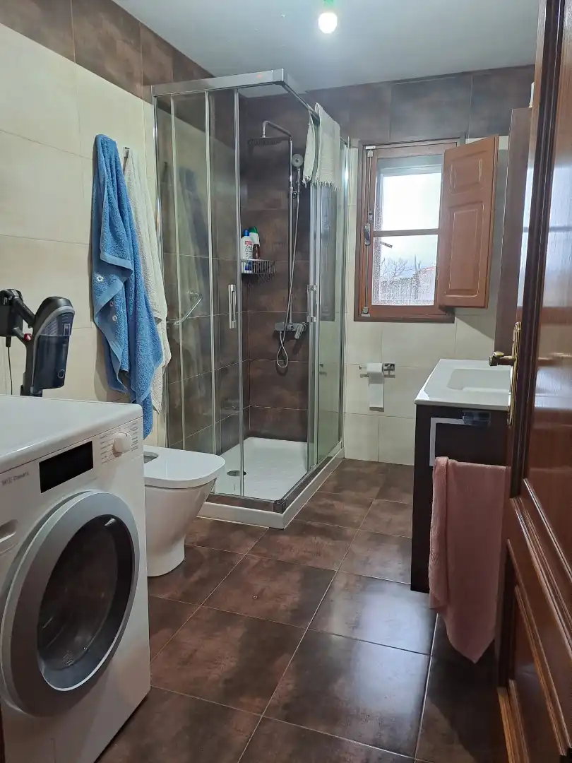 Baño de Finca rústica en venta en Cualedro con Calefacción, Terraza y Amueblado