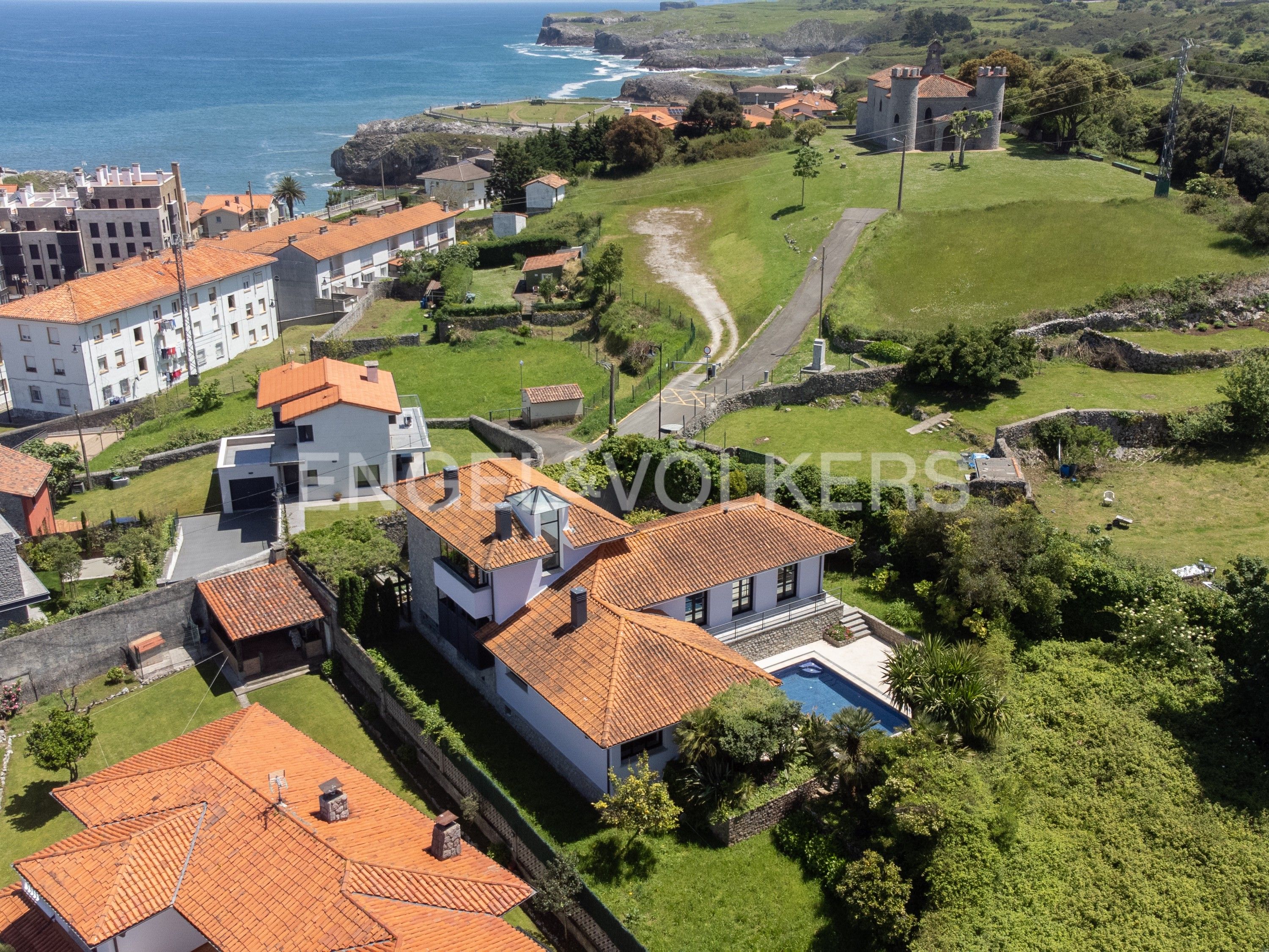 Vista exterior de Casa o xalet en venda en Llanes amb Aire condicionat, Calefacció i Jardí privat