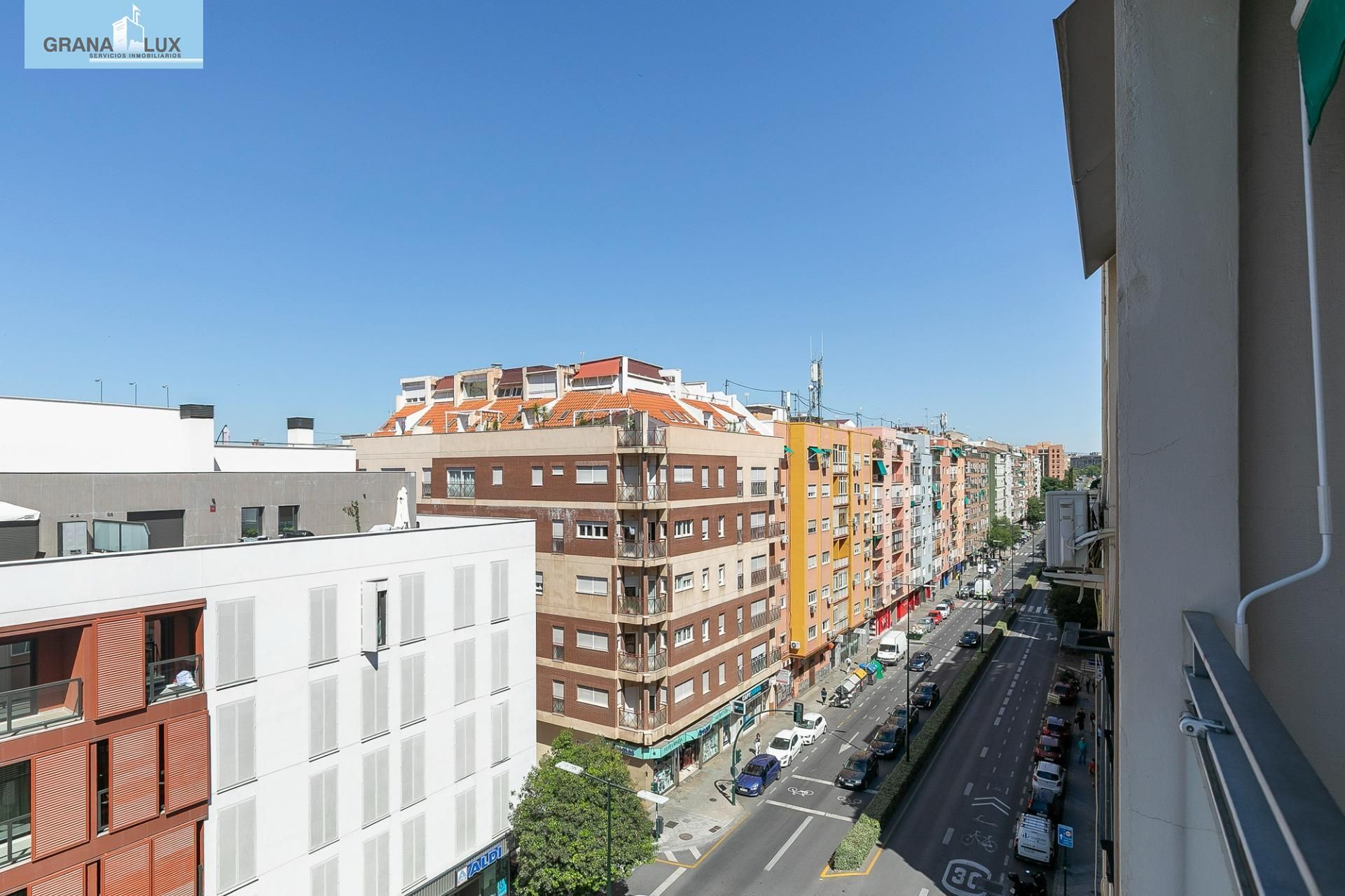 Vista exterior de Pis en venda en  Granada Capital amb Calefacció, Terrassa i Balcó