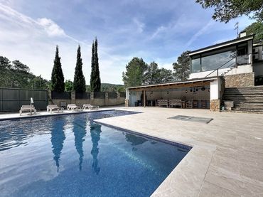 House with pool for sale in Olivella