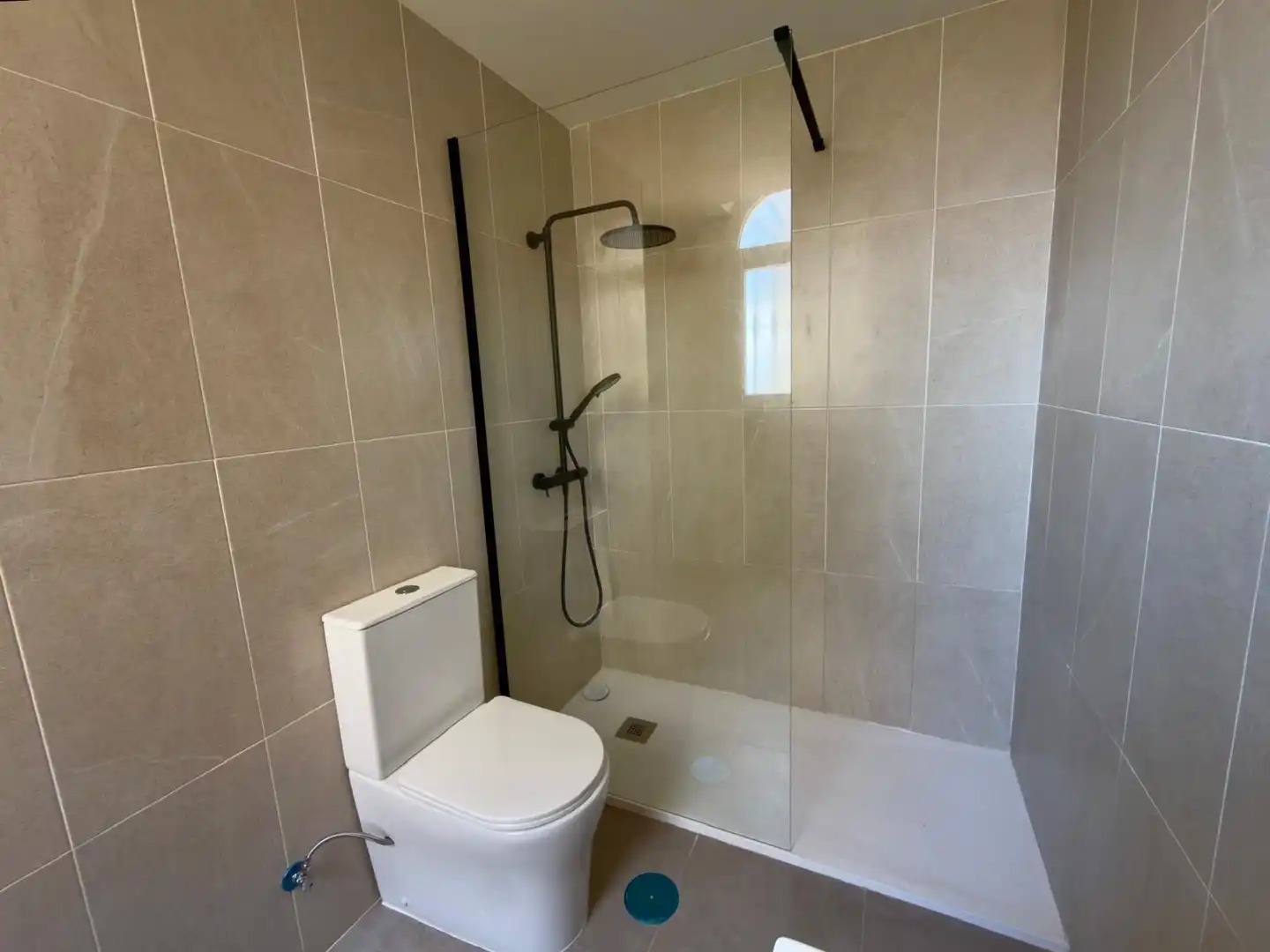 Badezimmer von Erdgeschoss zum Verkauf in Rincón de la Victoria mit Klimaanlage, Privatgarten und Terrasse