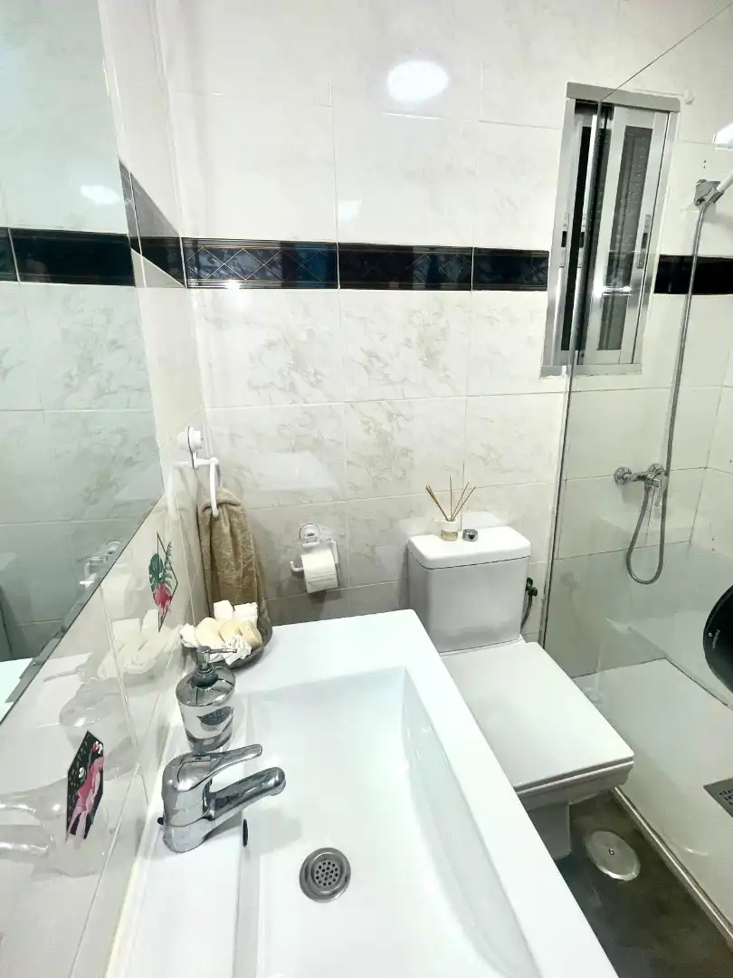 Baño de Piso en venta en Madrid con Terraza y Horno