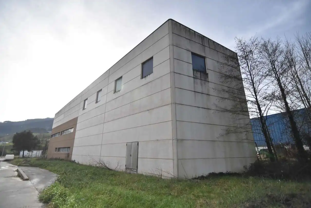 Außenansicht von Fabrikhallen zum Verkauf in Etxebarria 