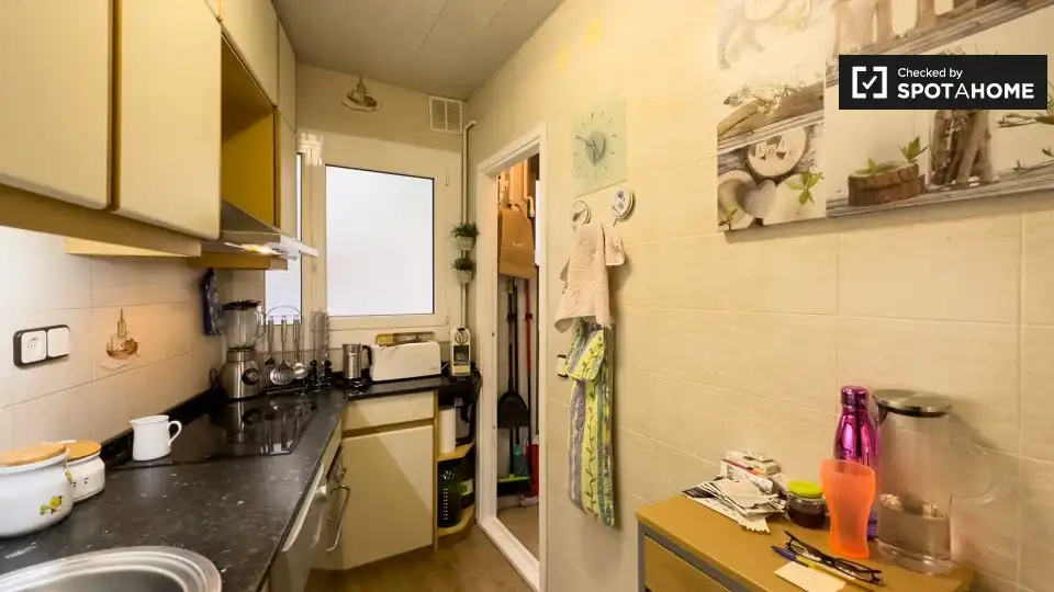 Kitchen of Flat for share in Nou Barris