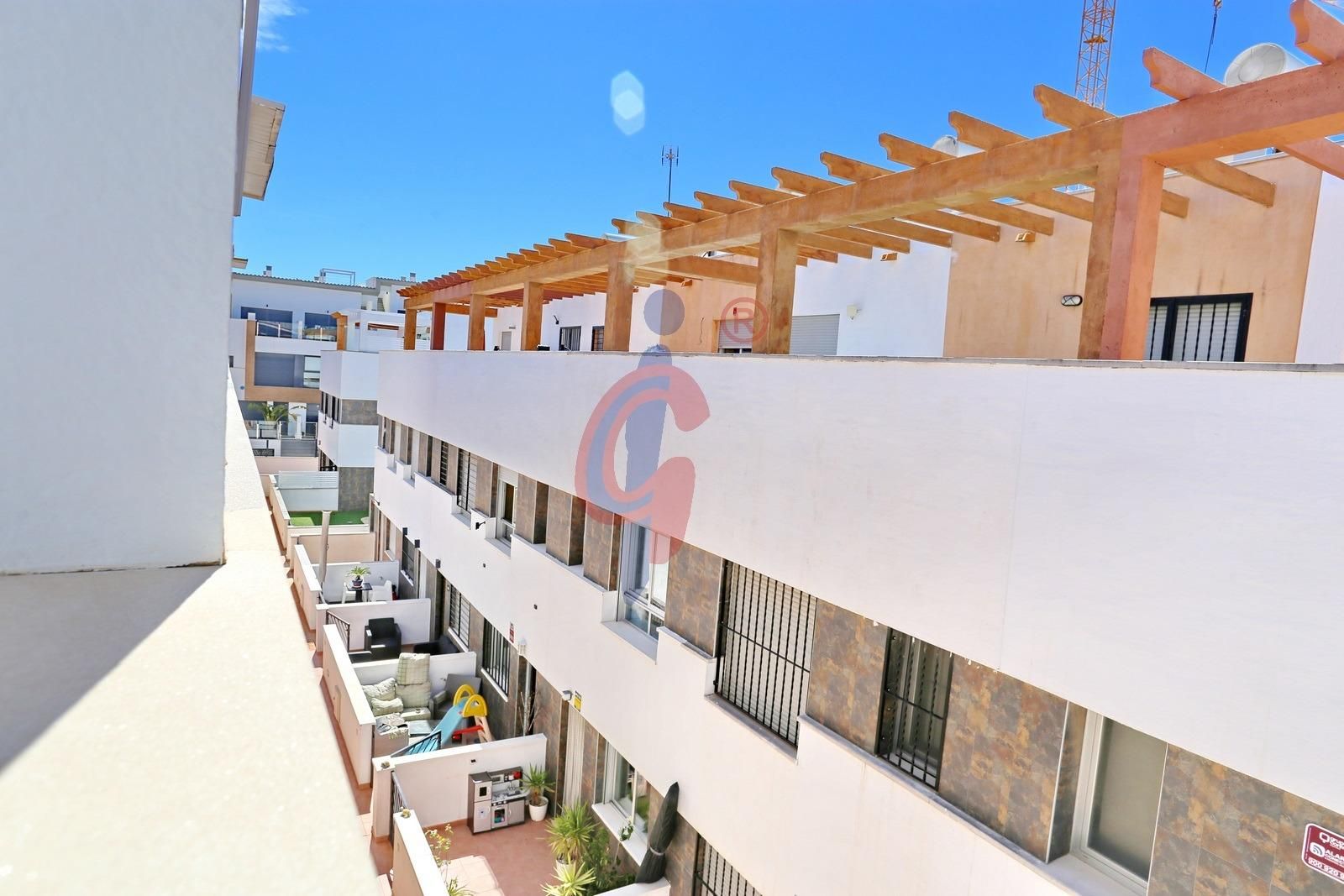 Vista exterior de Casa adosada en venda en Guardamar del Segura amb Terrassa i Piscina comunitària