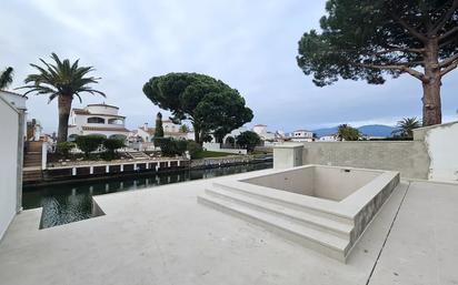 Vista exterior de Casa o xalet en venda en Empuriabrava amb Aire condicionat i Terrassa