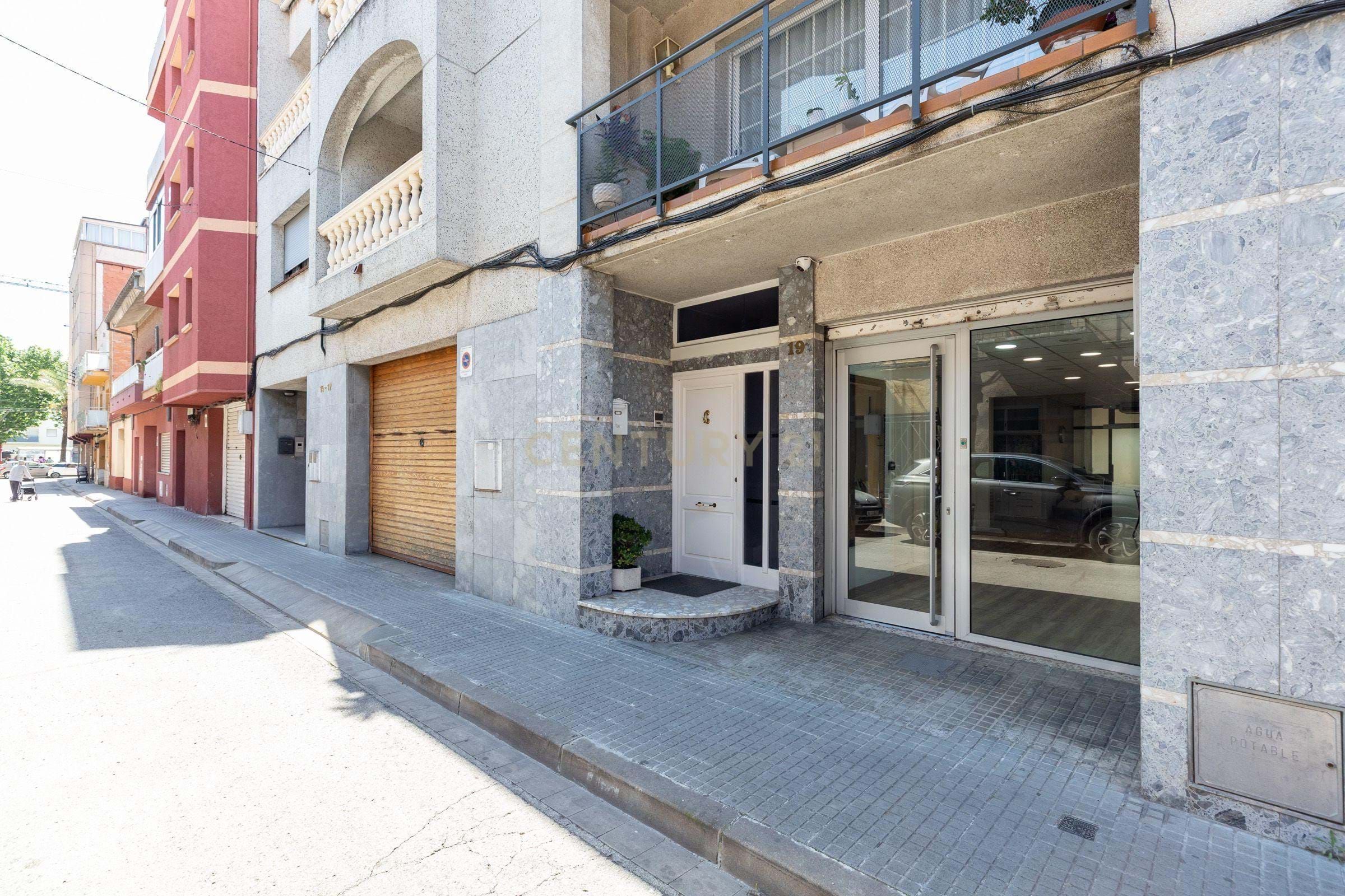Exterior view of House or chalet for sale in La Llagosta