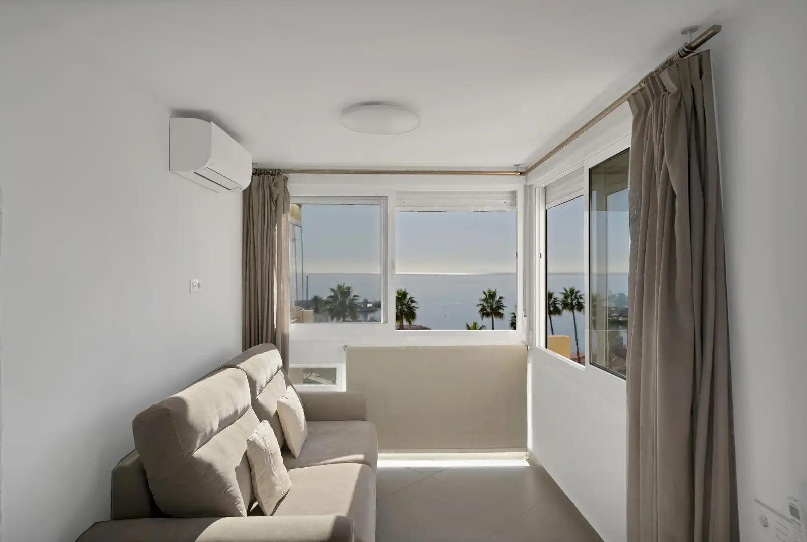 Sala d'estar de Apartament en venda en Marbella amb Calefacció, Terrassa i Piscina comunitària