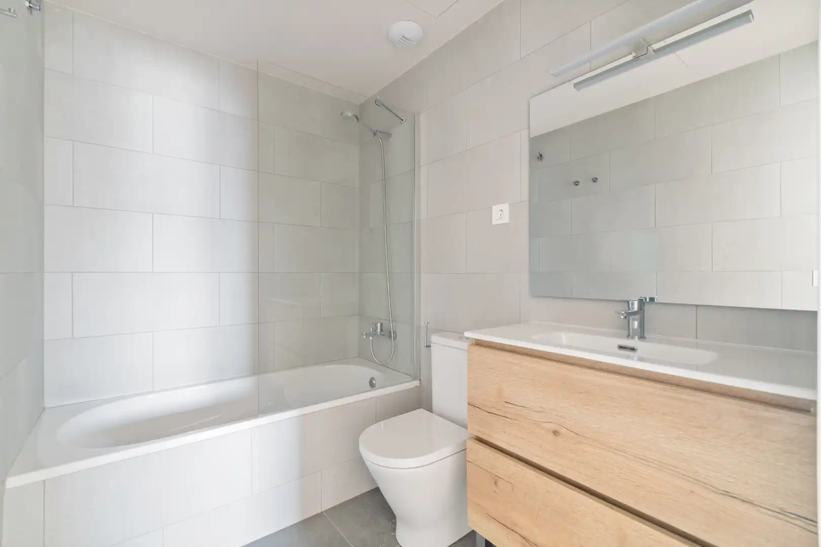 Baño de Piso de alquiler en Badalona con Aire acondicionado, Terraza y Trastero