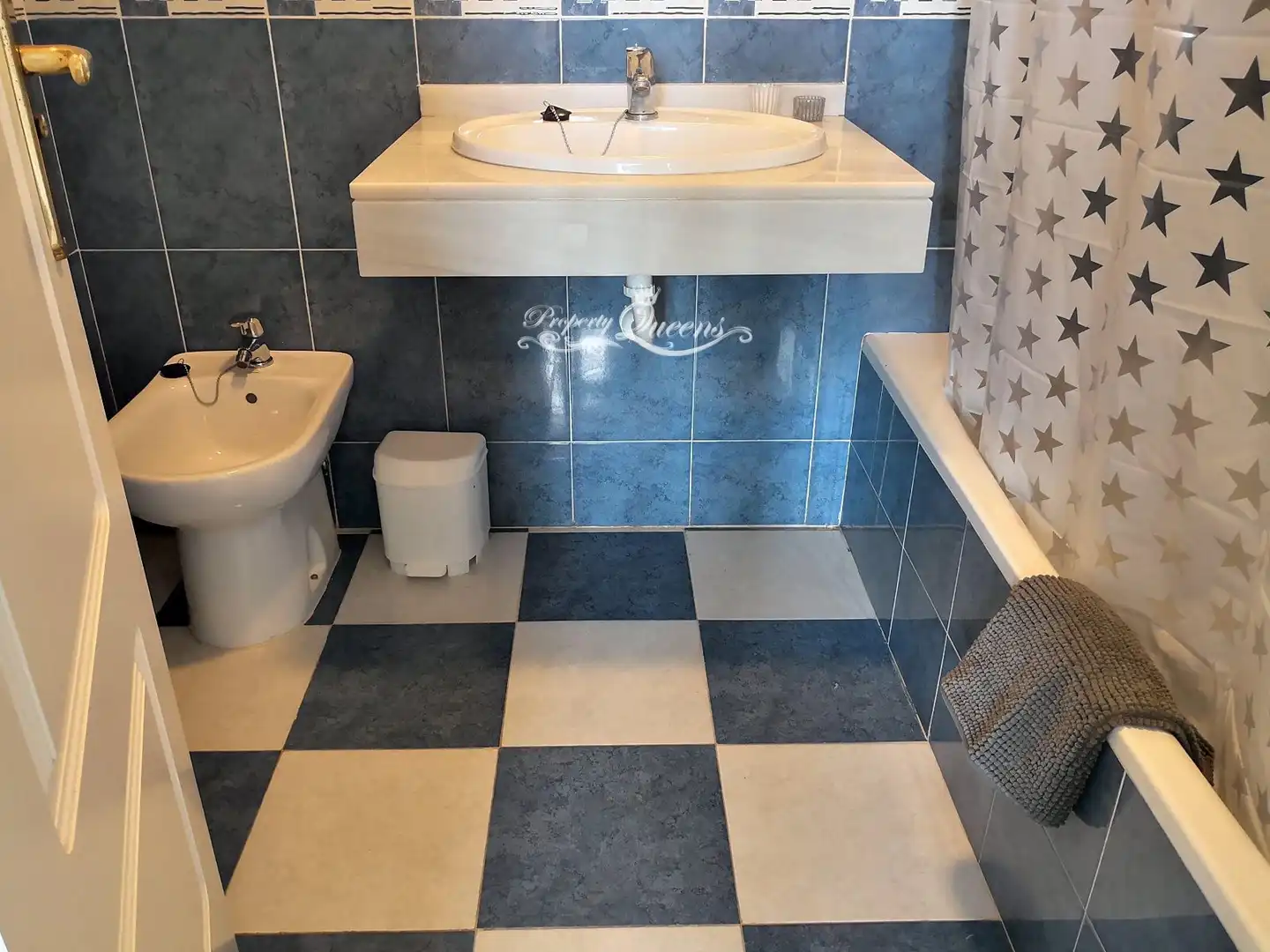 Baño de Piso de alquiler en Población de Arroyo con Aire acondicionado, Terraza y Piscina