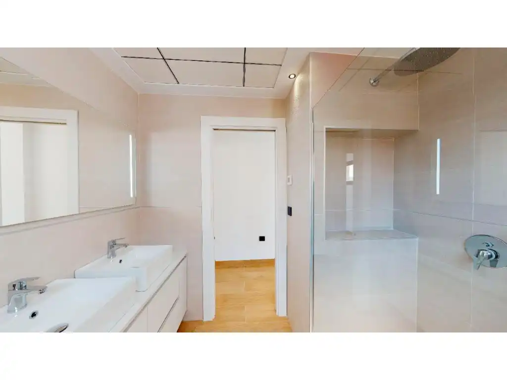 Bany de Casa o xalet en venda en Finestrat amb Aire condicionat, Jardí privat i Piscina
