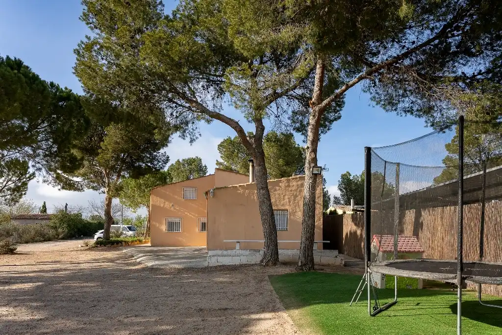 Vista exterior de Casa o chalet en venta en Castalla con Jardín privado, Piscina y Amueblado
