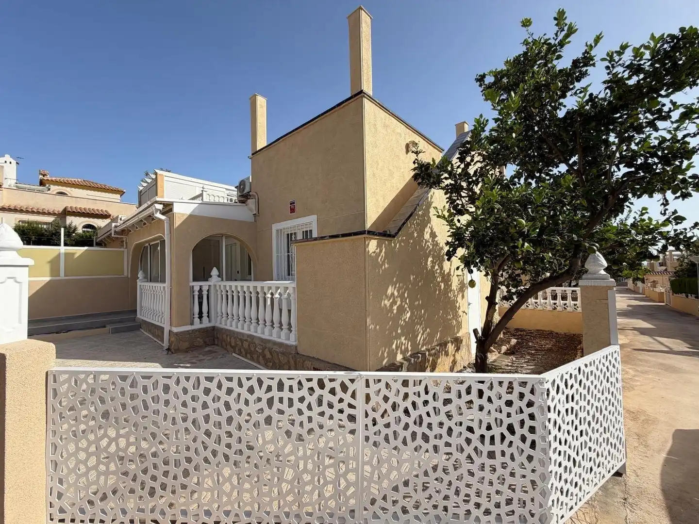 Vista exterior de Finca rústica en venta en Torrevieja con Calefacción, Jardín privado y Piscina