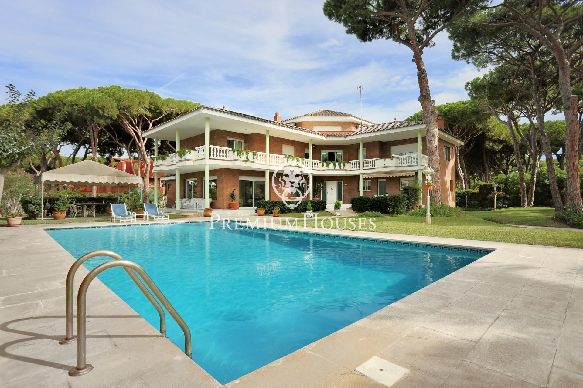 Vista exterior de Casa o xalet en venda en Castelldefels amb Aire condicionat, Calefacció i Jardí privat