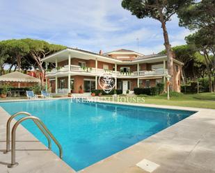 Vista exterior de Casa o xalet en venda en Castelldefels amb Aire condicionat, Calefacció i Jardí privat