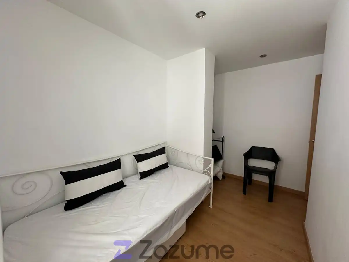 Dormitori de Apartament de lloguer en Valencia amb Aire condicionat, Terrassa i Moblat