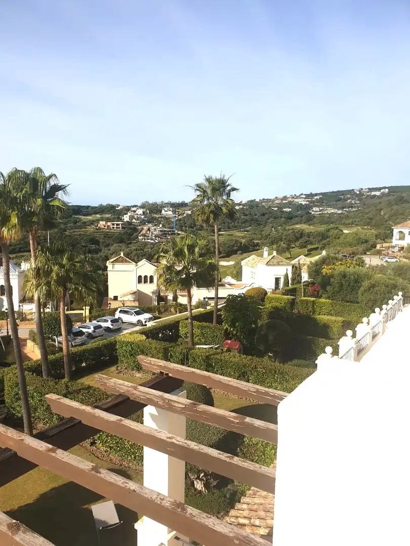 Vista exterior de Casa adosada de lloguer en Sotogrande amb Aire condicionat, Jardí privat i Piscina