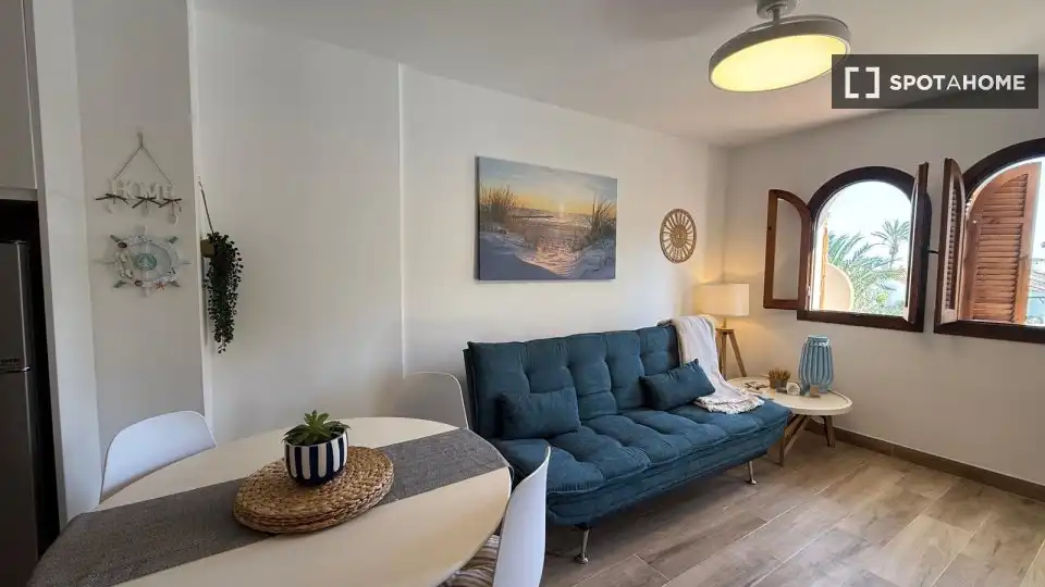 Sala d'estar de Apartament per a compartir en La Manga del Mar Menor amb Aire condicionat, Terrassa i Moblat