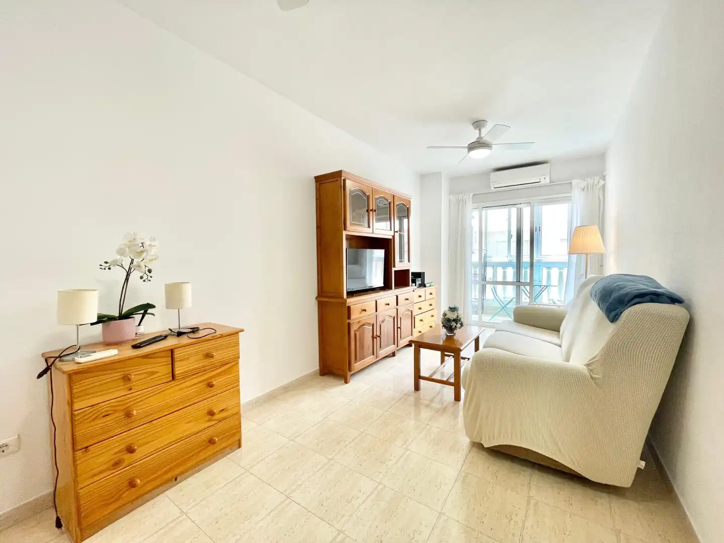 Sala d'estar de Apartament de lloguer en Torrevieja amb Calefacció, Terrassa i Piscina