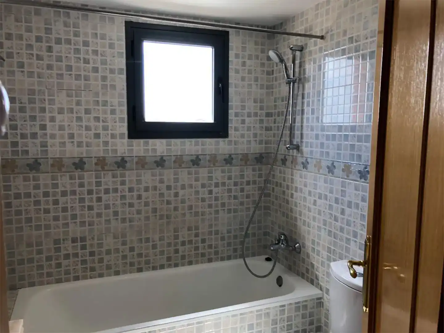 Baño de Piso en venta en Paterna con Aire acondicionado, Jardín privado y Parquet
