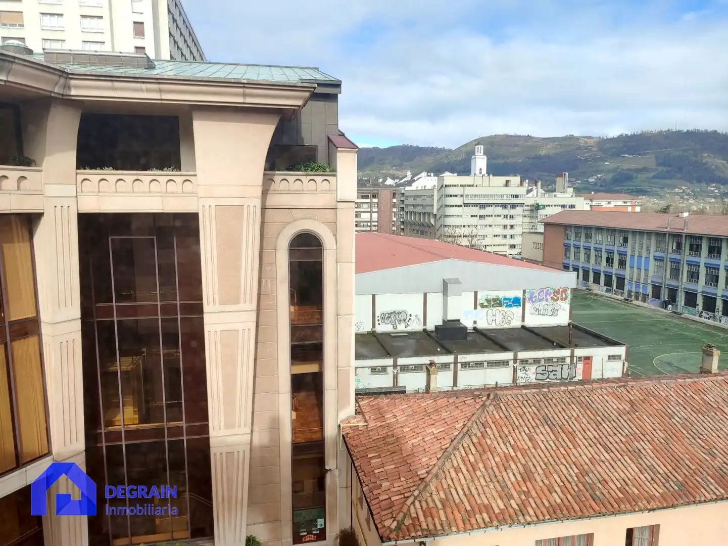 Vista exterior de Piso de alquiler en Oviedo  con Terraza y Trastero