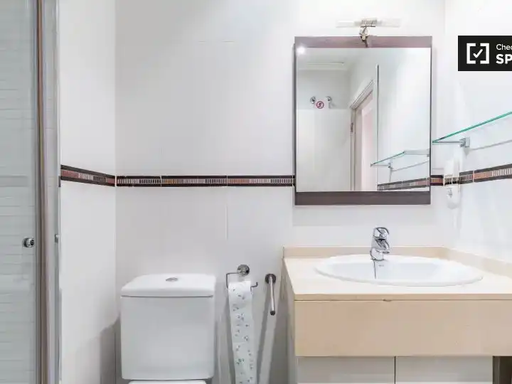 Bathroom of Flat for rent in  Valencia Capital  with Air Conditioner and Balcony