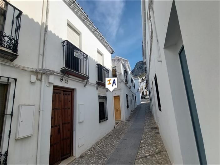 Vista exterior de Casa adosada en venda en Zuheros amb Terrassa, Traster i Internet