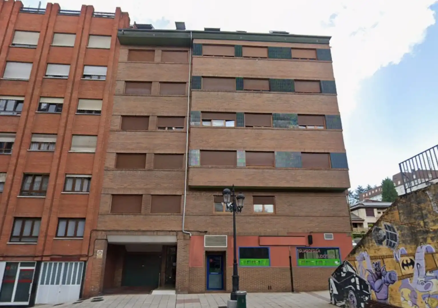 Vista exterior de Pis en venda en Oviedo  amb Calefacció, Jardí privat i Parquet