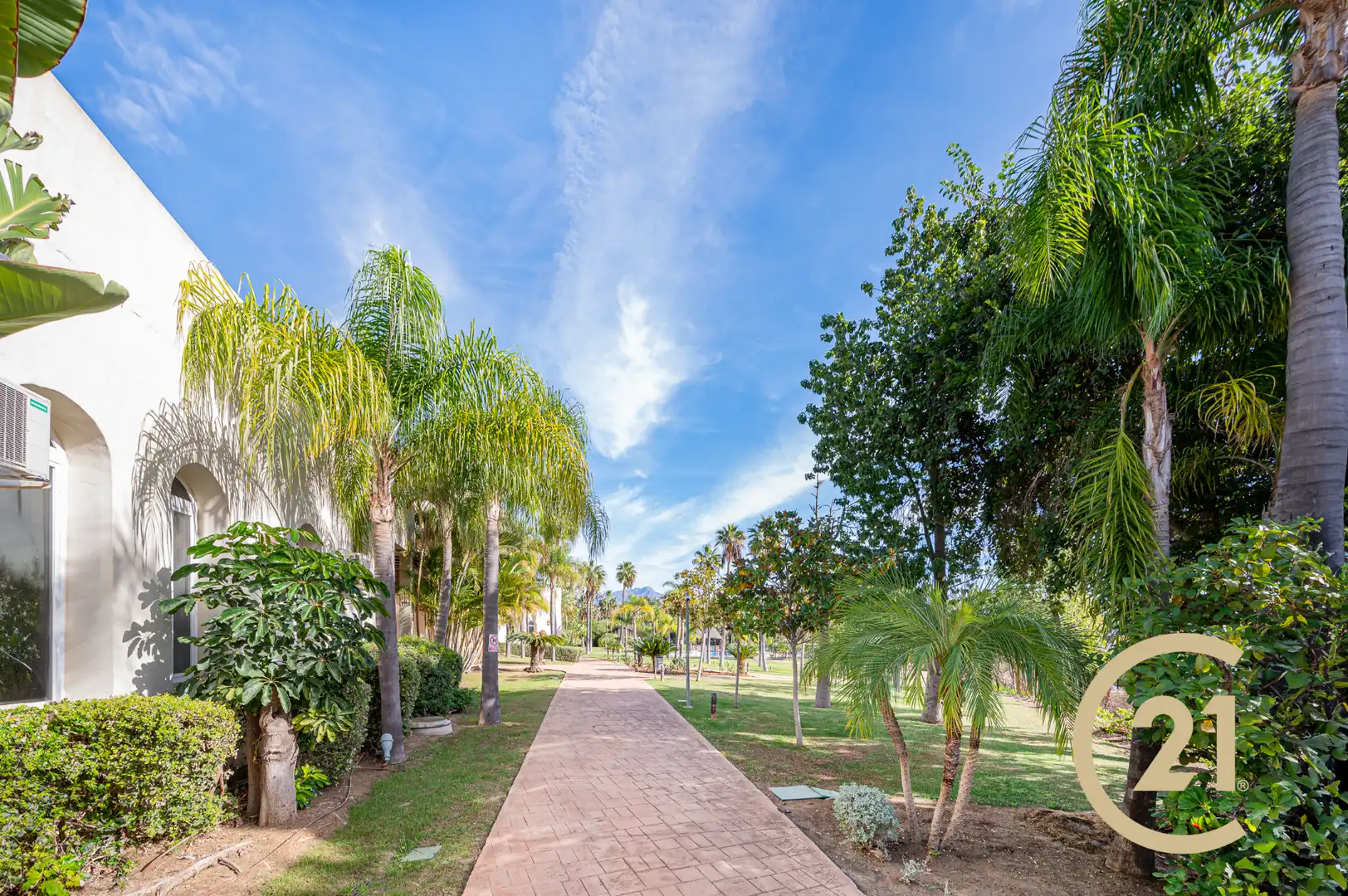 Vista exterior de Dúplex en venda en Estepona amb Aire condicionat, Terrassa i Moblat