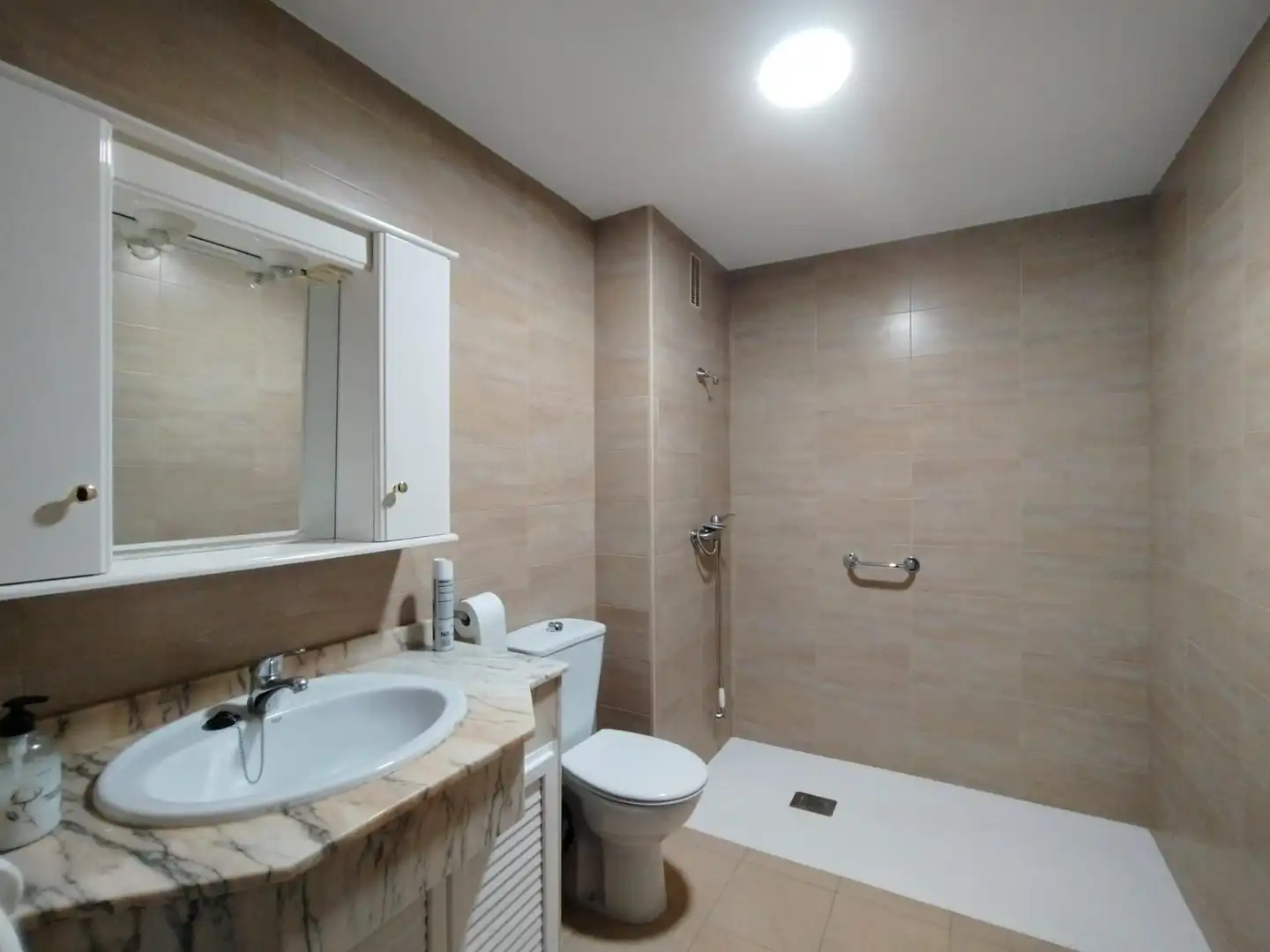 Badezimmer von Wohnung zum Verkauf in Chiclana de la Frontera mit Balkon