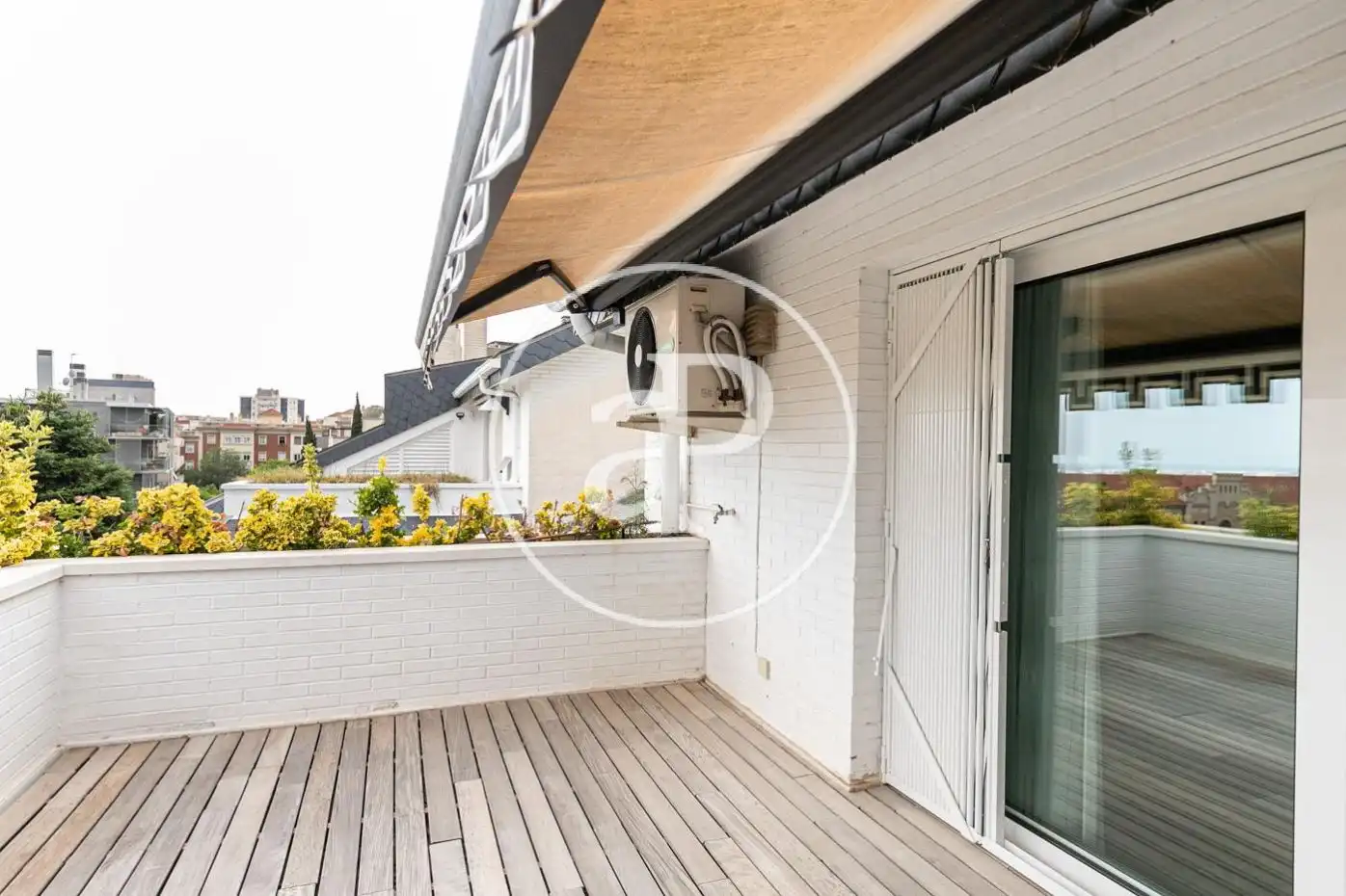 Terrasse von Einfamilien-Reihenhaus zum Verkauf in Barcelona mit Klimaanlage, Heizung und Privatgarten