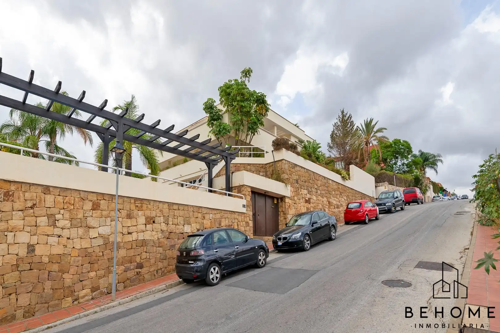 Vista exterior de Casa o xalet en venda en Alhaurín de la Torre amb Aire condicionat, Jardí privat i Terrassa